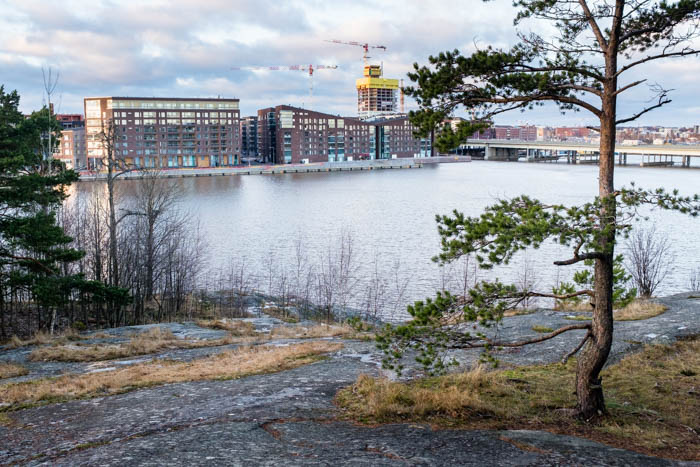 Kalasataman Sörnäistenniemi Mustikkamaan kallioilta kuvattuna 24.12.2017.